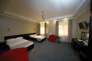 Гостиница Белогорье Отель Белгород Двухместный номер с 2 отдельными кроватями и ванной комнатой-1